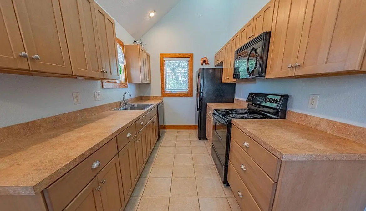 3 bed, 1800 sqft, $2,300 — Photo 4