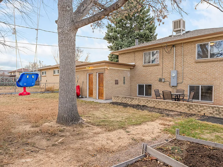 2224 Kenton St — Photo 26