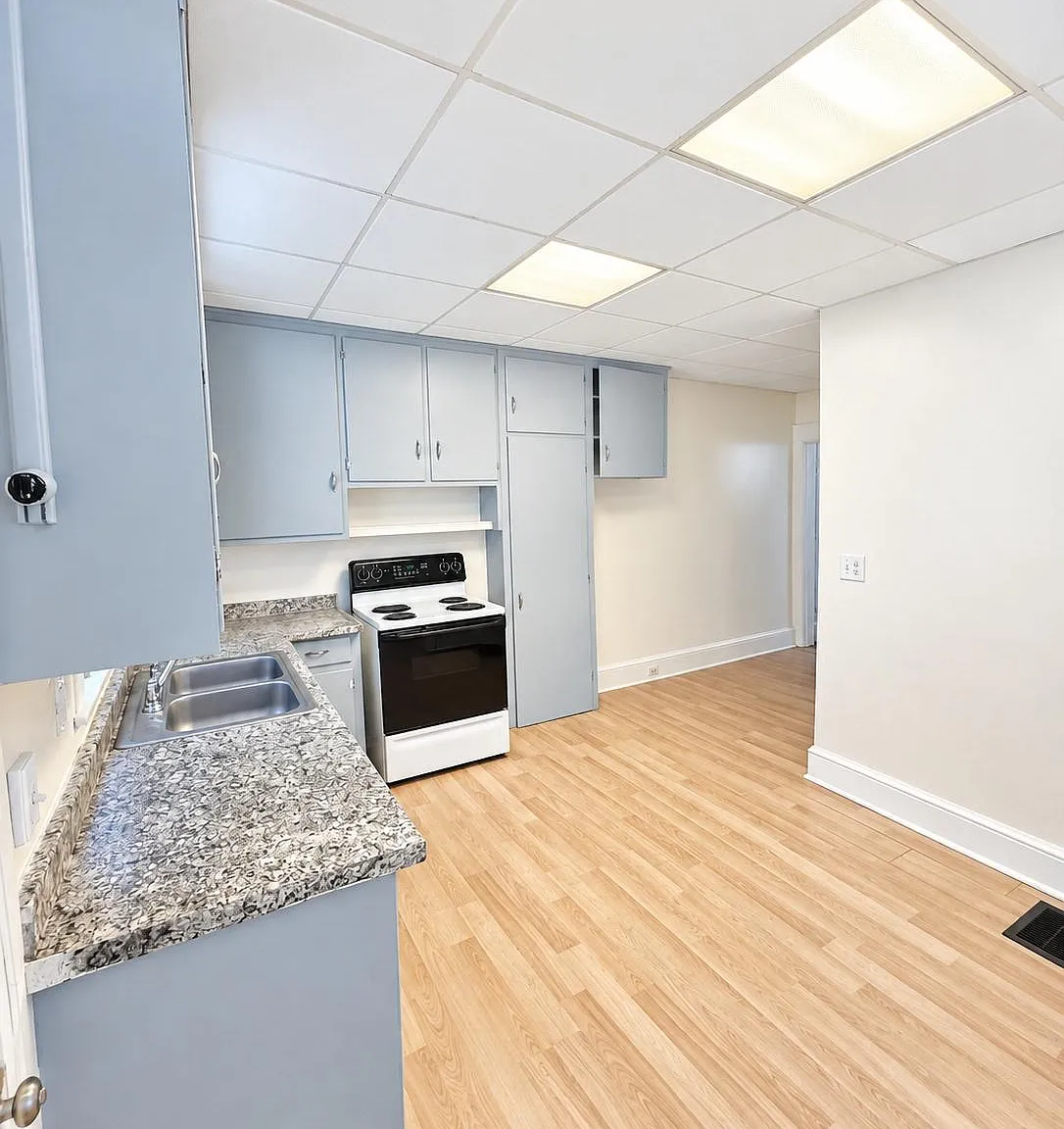 3 bed, 1.0 bath, 2640 sqft, $1,600 — Photo 2