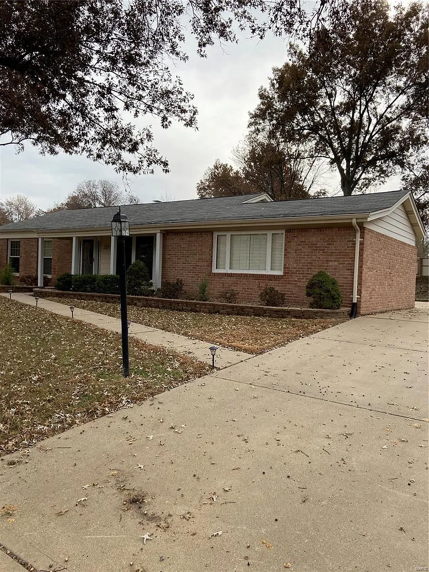327 Meadowbrook Dr photo 1