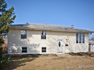 2 Birch Trl, Wheeling, IL 60090
