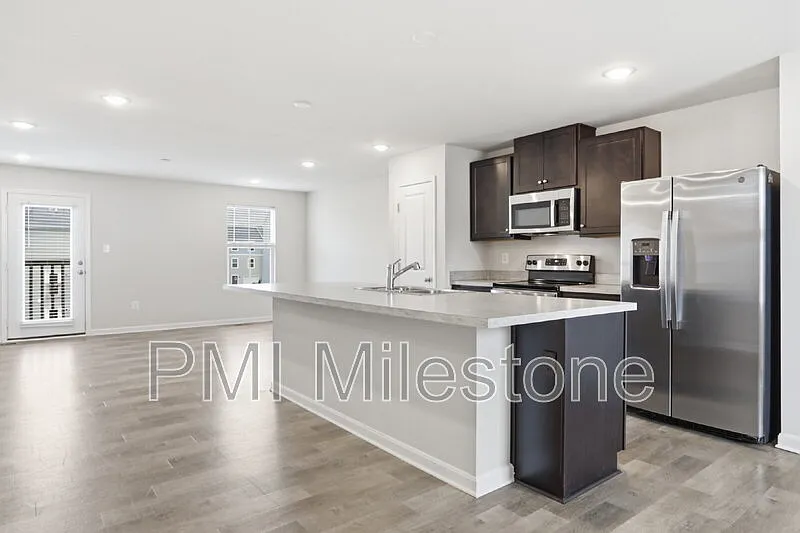3 bed, 2.5 bath, 1650 sqft, $1,780 — Photo 4
