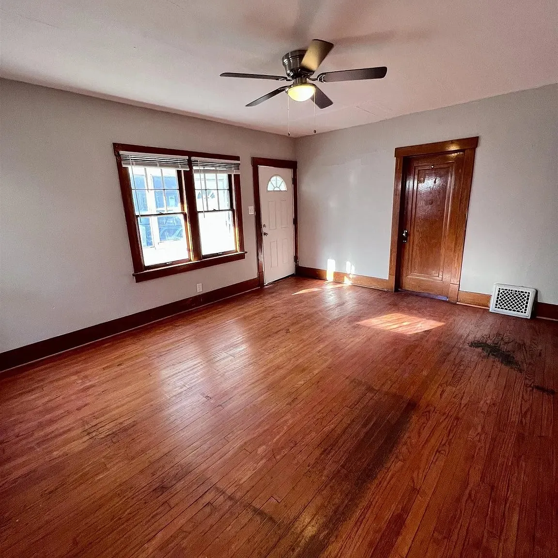 3 bed, 1.0 bath, 1129 sqft, $1,139 — Photo 3