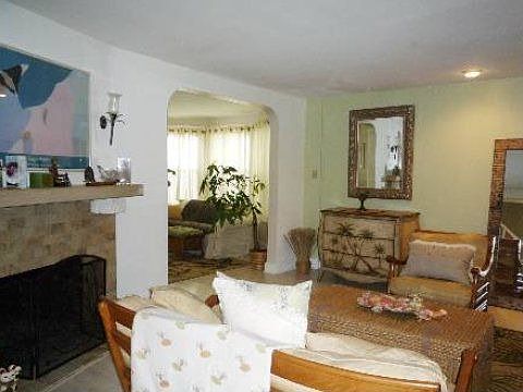 4th image of 1091 West Broadway