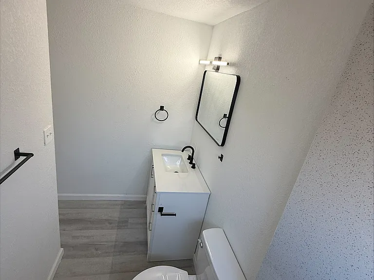 Primary bedroom bathroom