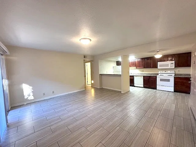 4990 River Glen Dr — Photo 2