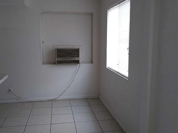 Dining area w/cooler
