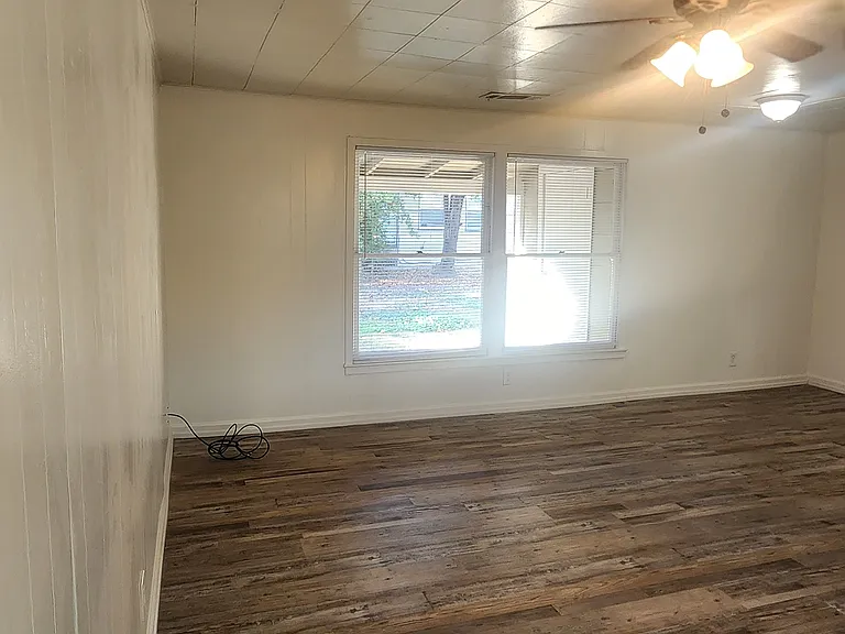 1218 S Watson St — Photo 7