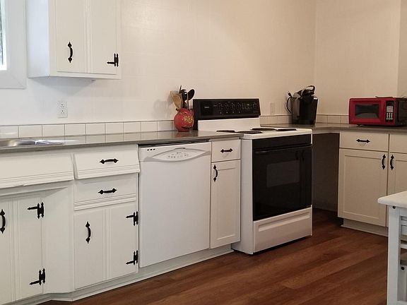 Kitchen in BACK house (1 bedroom)
