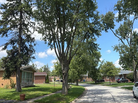 4th image of 805 N Maple Dr
