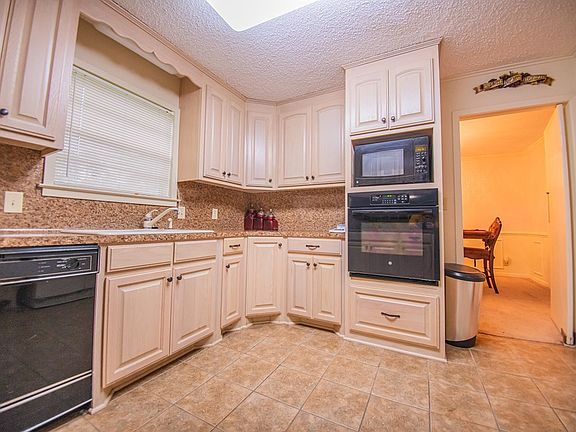 4th image of 3937 Blackberry Ln