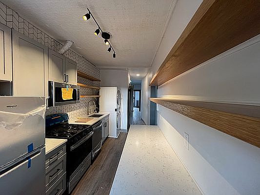 2nd image of 408 Throop Ave #2