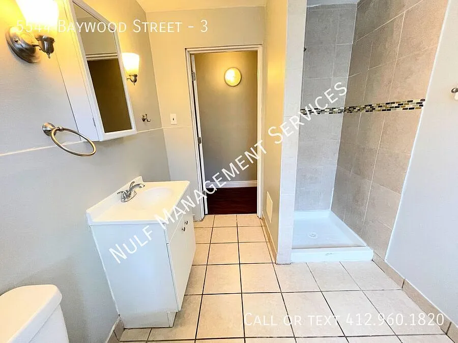 Updated 3 bed, 2 bath Apartment in Highland Park — Photo 4