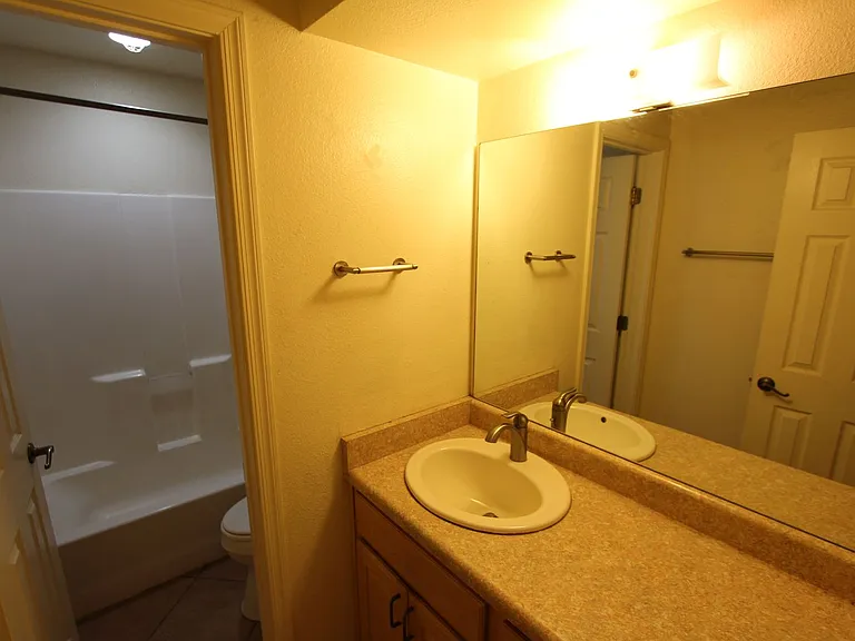 814 W Summit Ave — Photo 12
