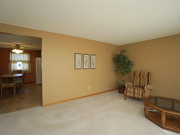 5th image of 14 Dover Dr