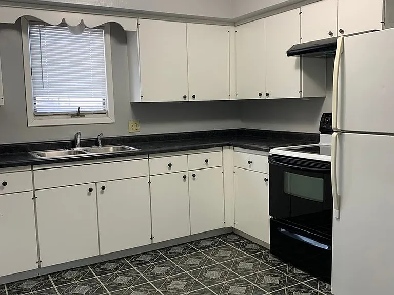 208 Market Pl — Photo 5