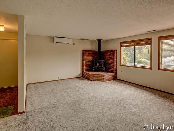 3rd image of 715 NE Jeffries Pl