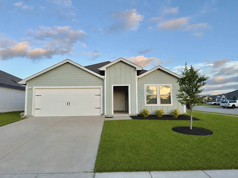 347 Boxwood Dr — Photo 1