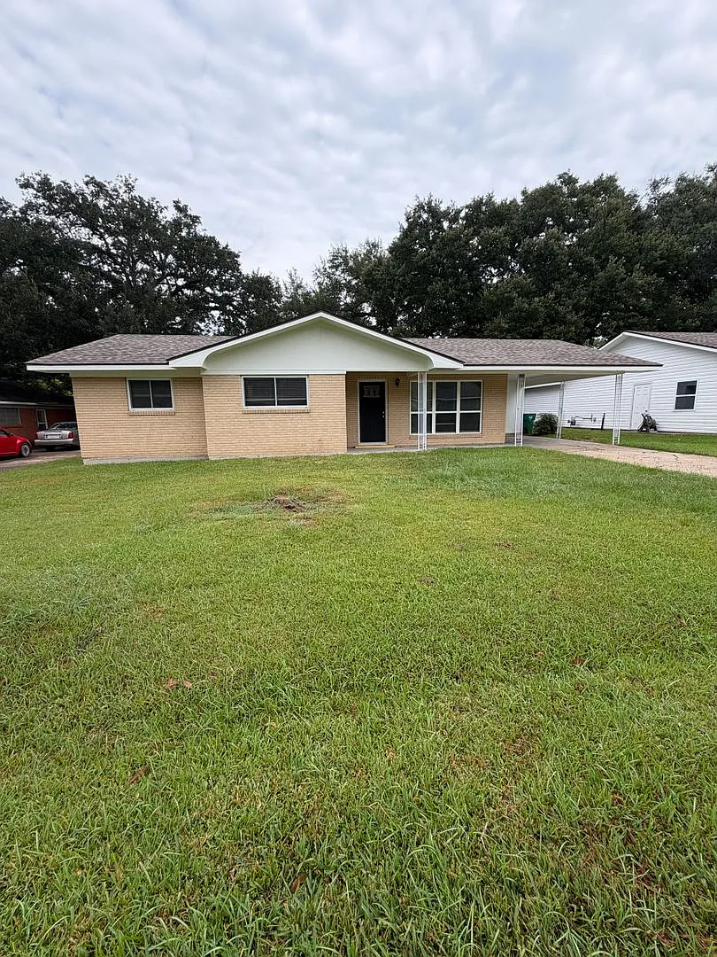 3 bedroom 1 1/2 bath brick home — Photo 1