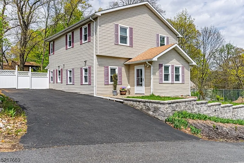 23 Iowa Ave photo 1