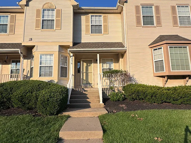 216 Waverly Ct — Photo 1