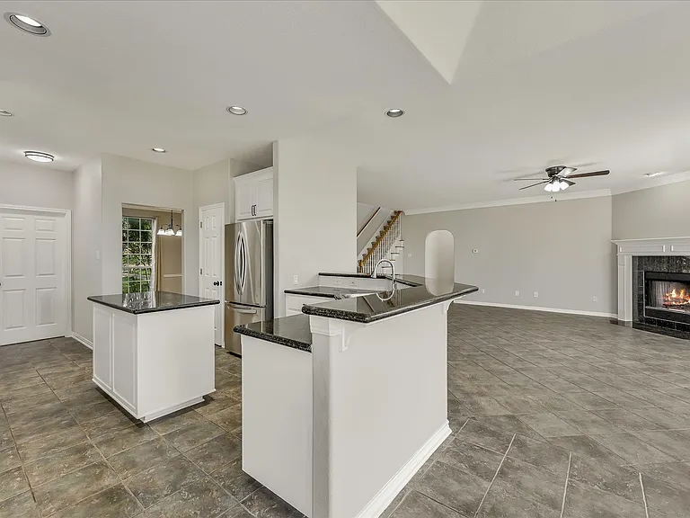 10802 Hastings Ln — Photo 7