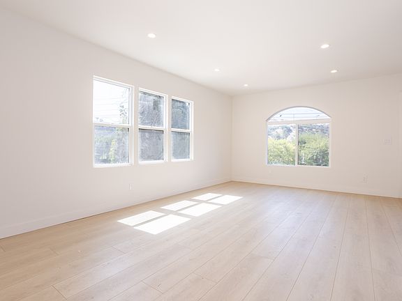 2nd image of 1723 1/2 Yosemite Dr
