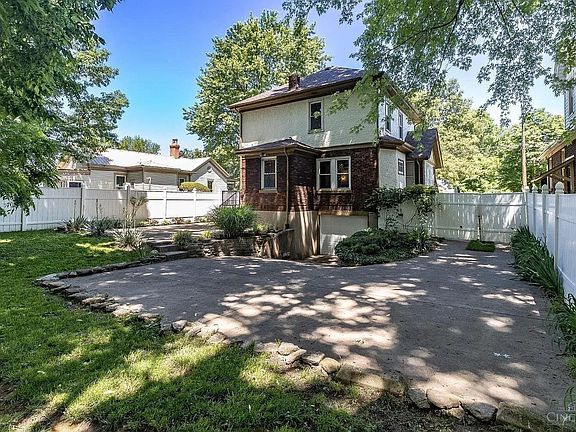 3rd image of 1121 Franklin Ave