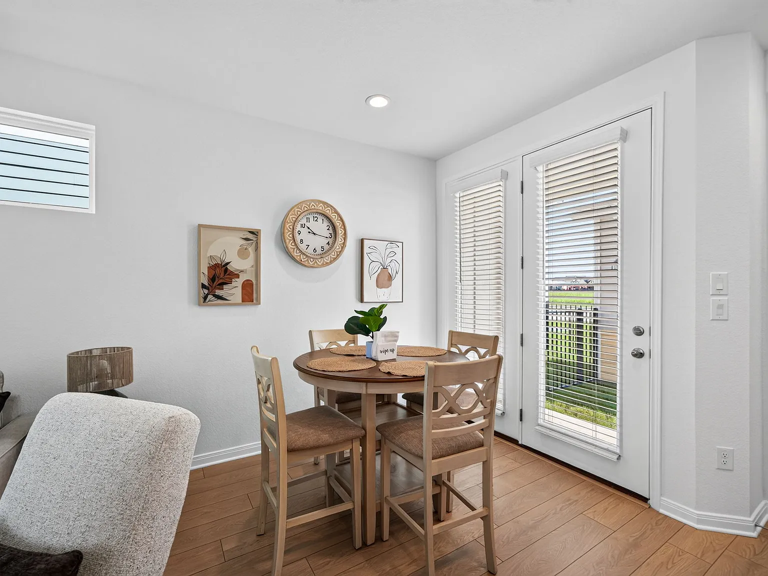 2 bed, 881 sqft, $2,300 — Photo 2