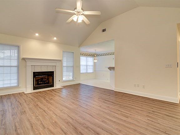 4th image of 302 Peregrine Ct