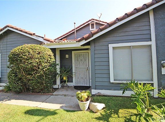 Entryway with security screen door