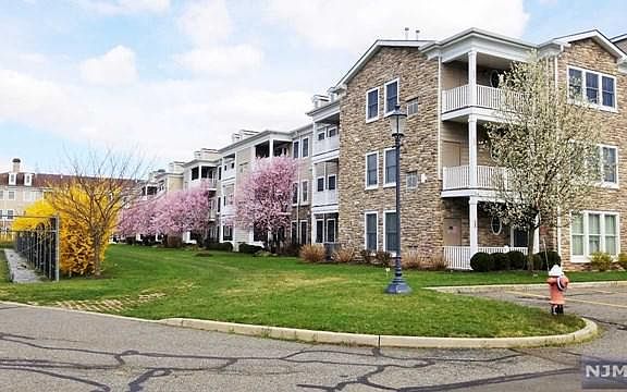 4th image of 5 Tenakill Park Dr #220-2T