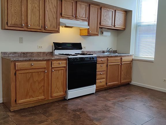 4th image of 1808 S Racine Ave #7