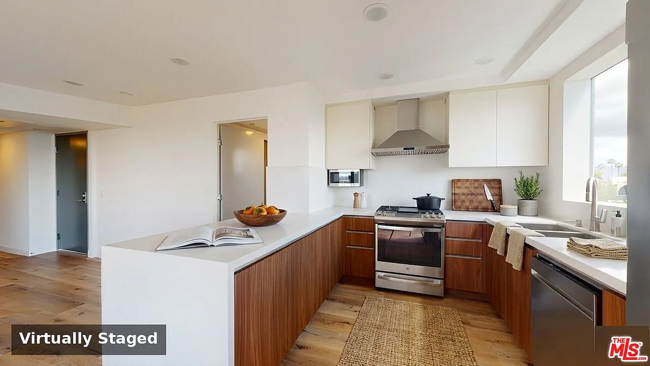 2 bed, 2.0 bath, 1050 sqft, $4,650 — Photo 3
