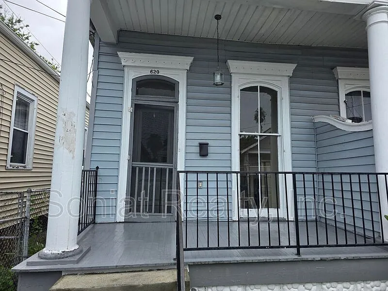 Mid City — Photo 2