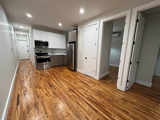 2nd image of 1665 Lincoln Pl #4