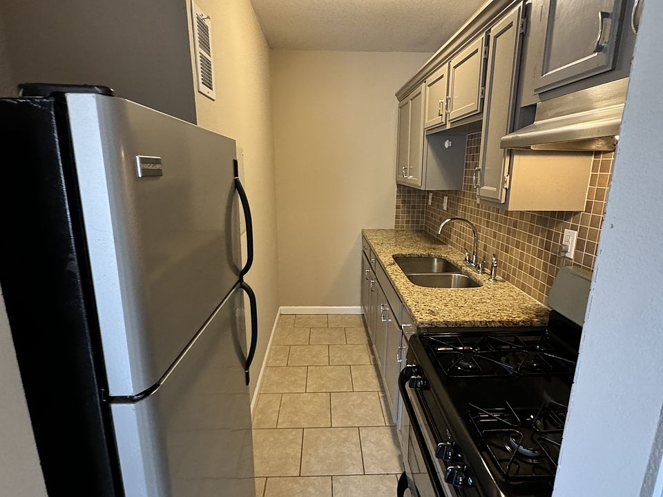 1st image of 1305 E Armour Blvd #10595039