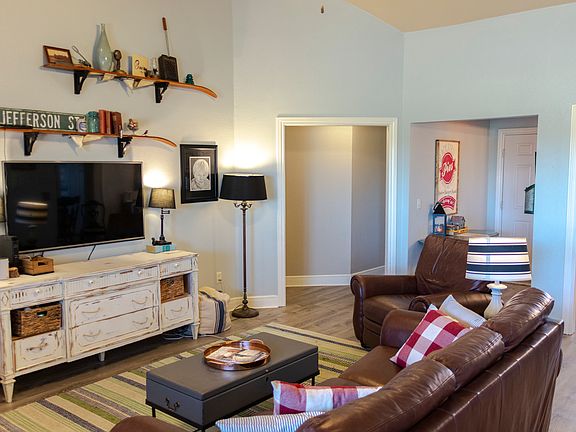 Living Rm  (w/ foyer & hall)