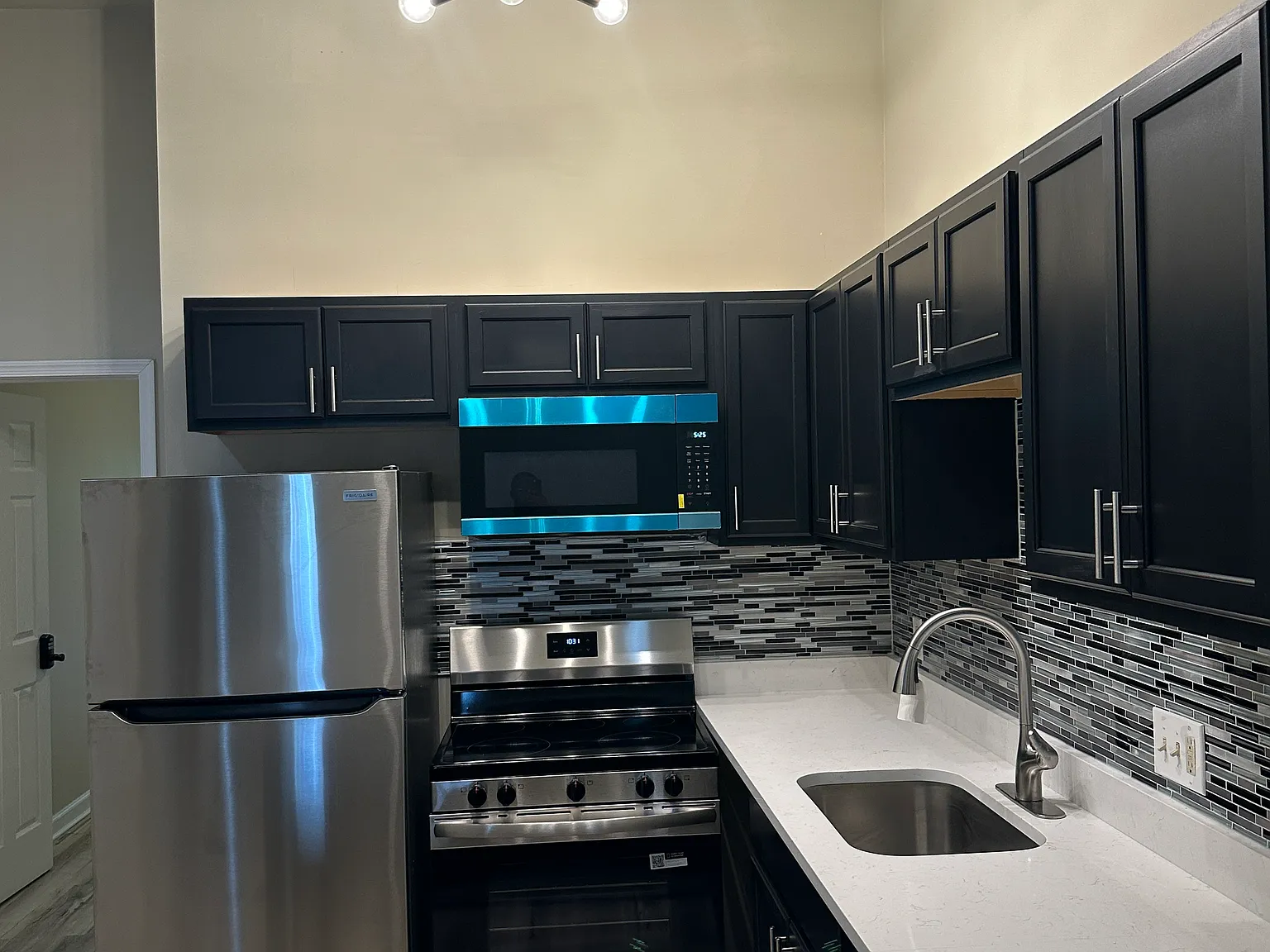 3 bed, 1600 sqft, $2,150 — Photo 2