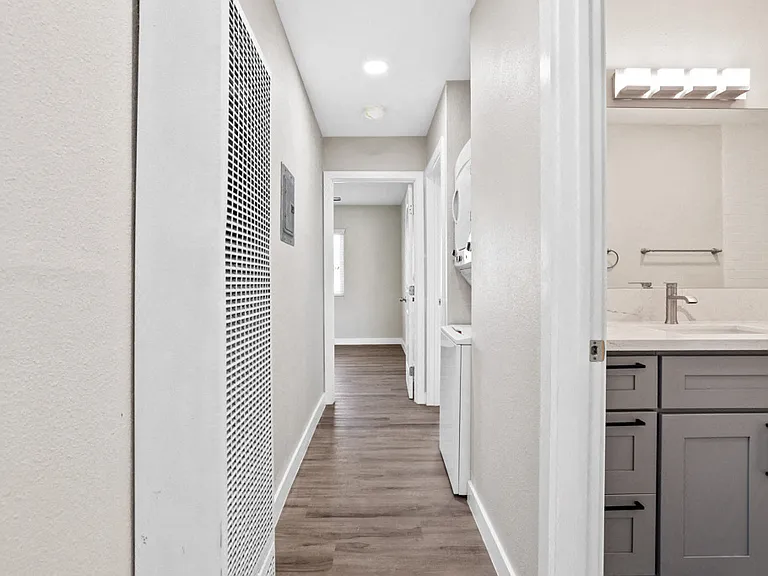 316 Beach Apartments — Photo 6