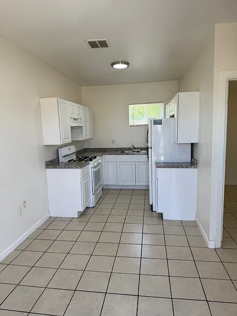 2 bed, $995 — Photo 2
