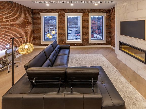 5th image of 814 Virginia St E #8