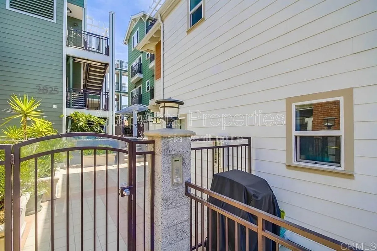 Building Photo - 3825 1st Ave #219