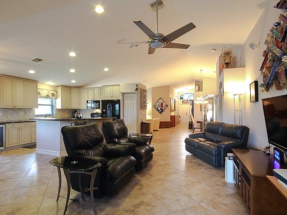 3rd image of 5701 Royal Club Dr