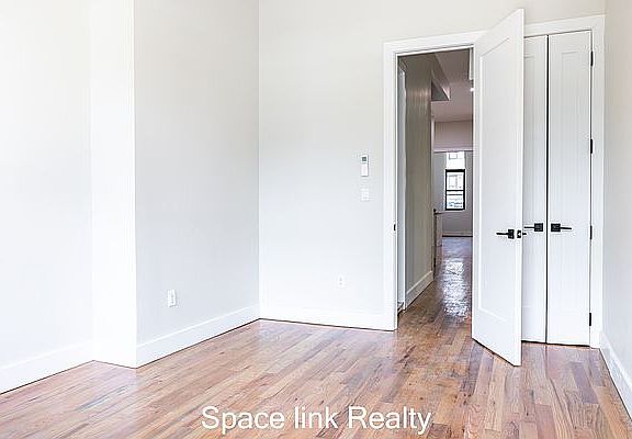 4th image of 240 Montrose Ave APT 1L