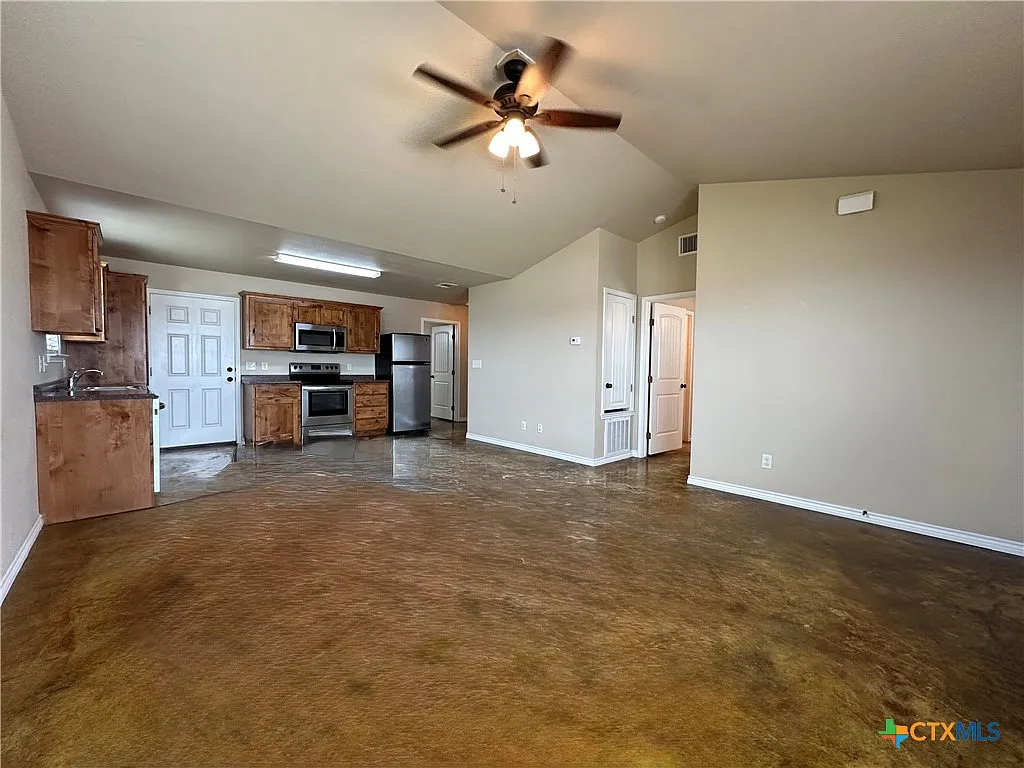 3 bed, 2.0 bath, 1068 sqft, $1,295 — Photo 2