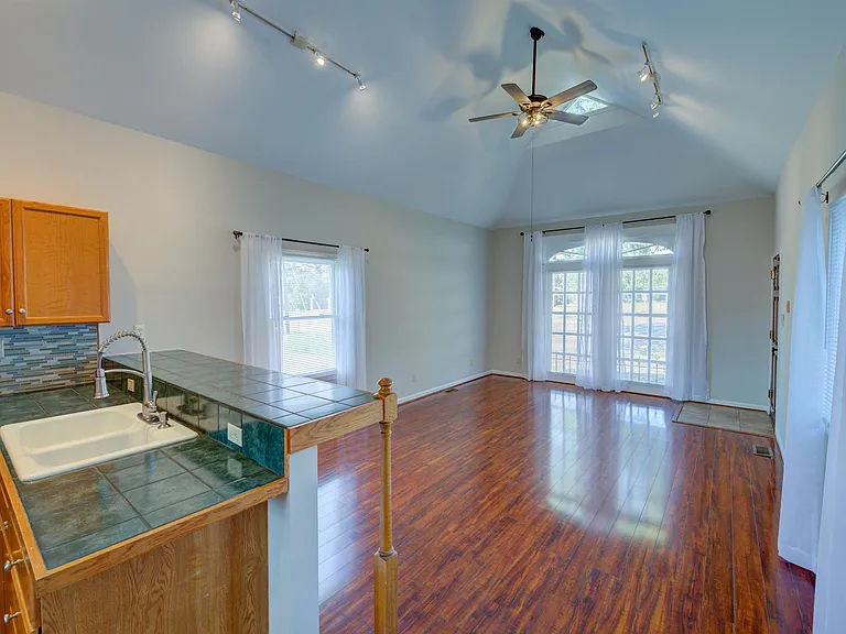 728 Blanding St — Photo 9