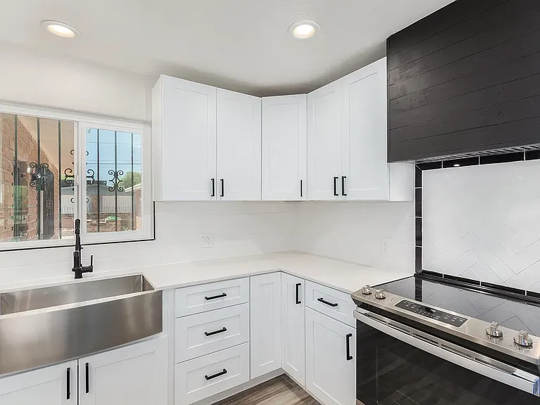 2222 E Blacklidge Dr — Photo 3
