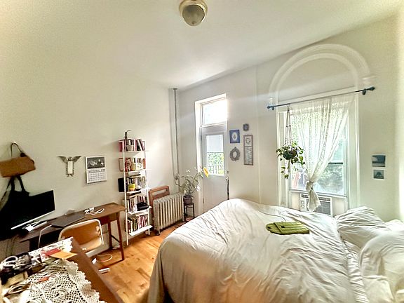 3rd image of 477 Willoughby Ave APT 1