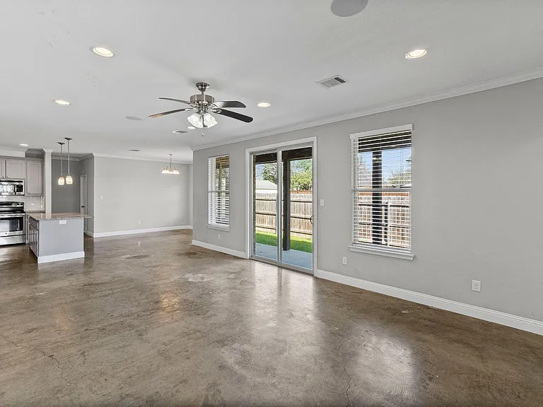 2800 Gordon Ave — Photo 2
